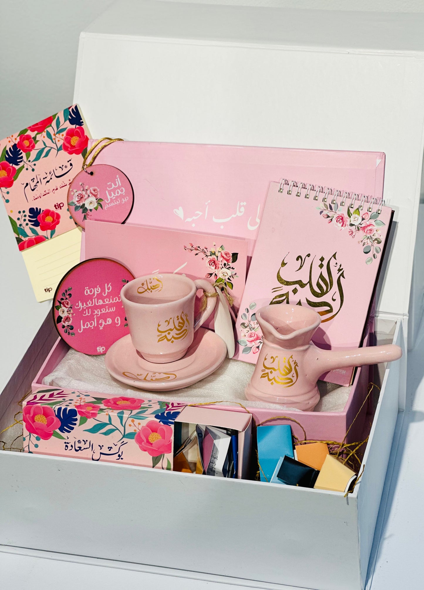 “سنة حلوة يا جميل” Box + “To a Heart I Love – Pink” Box bundle