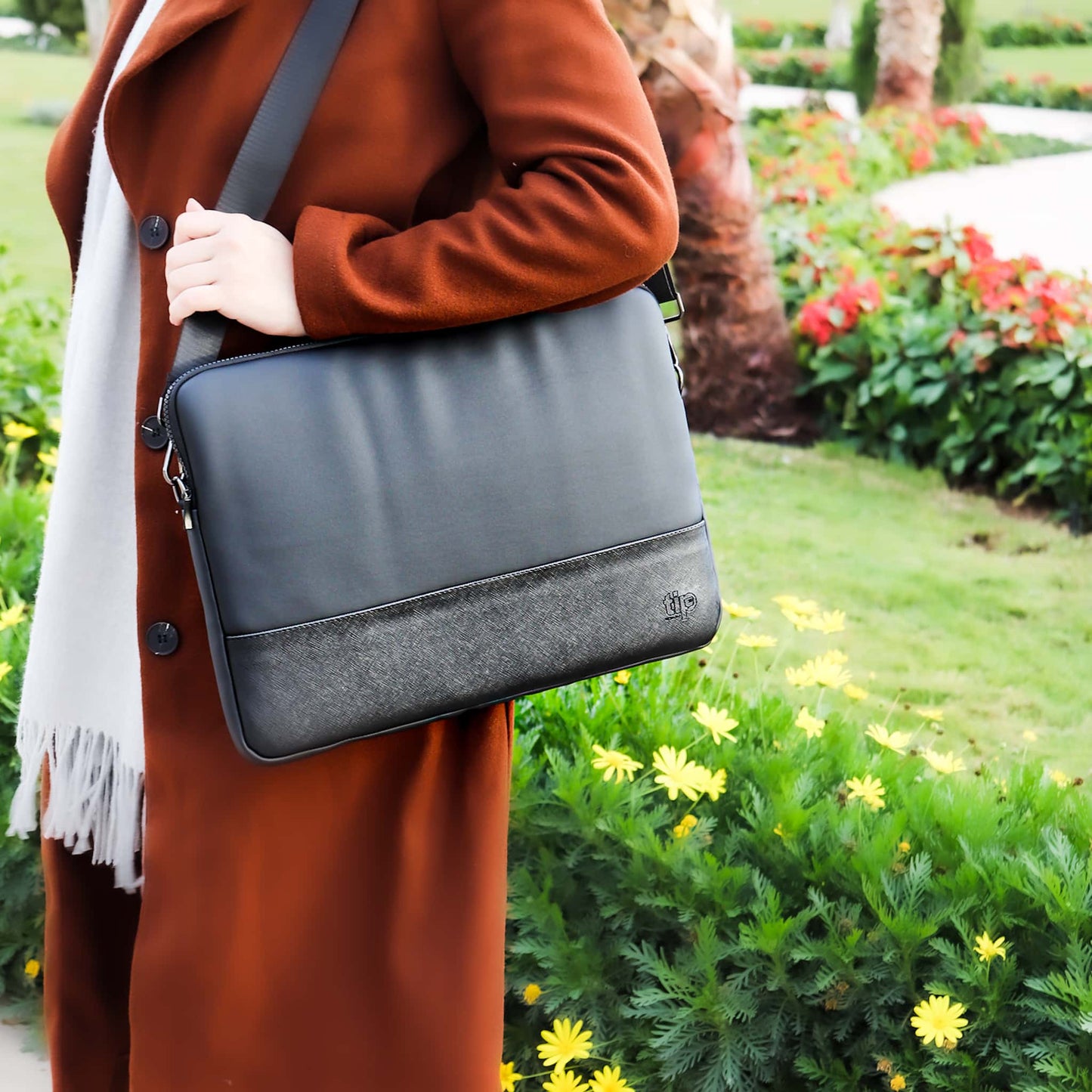Matte leather laptop bag - Black