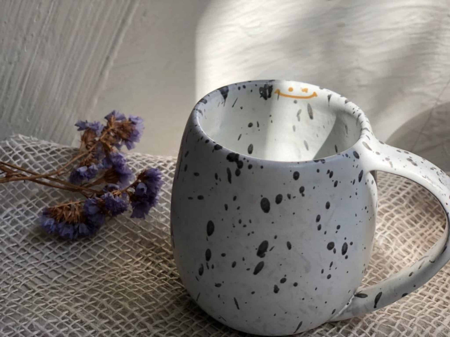 مج قوسي أبيض منقط أسود