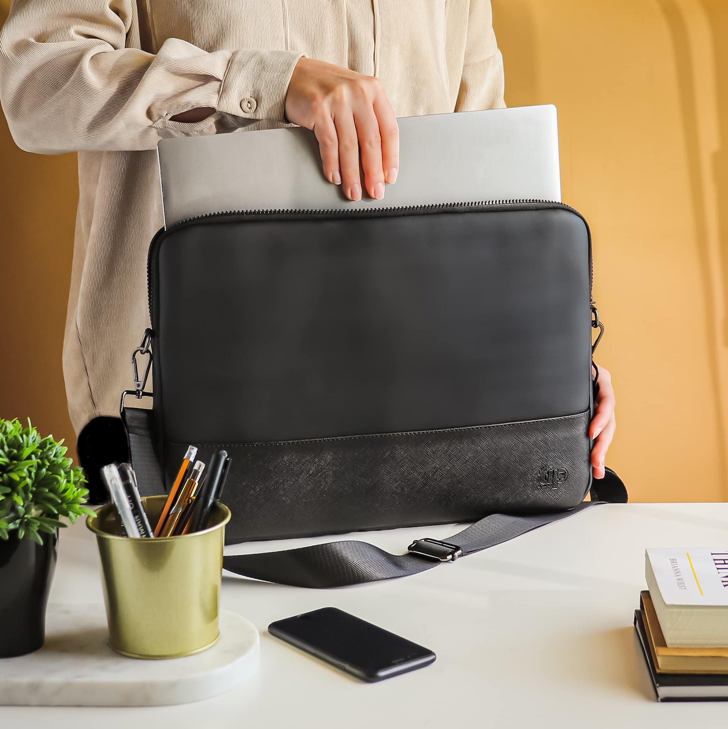 Matte leather laptop bag - Black