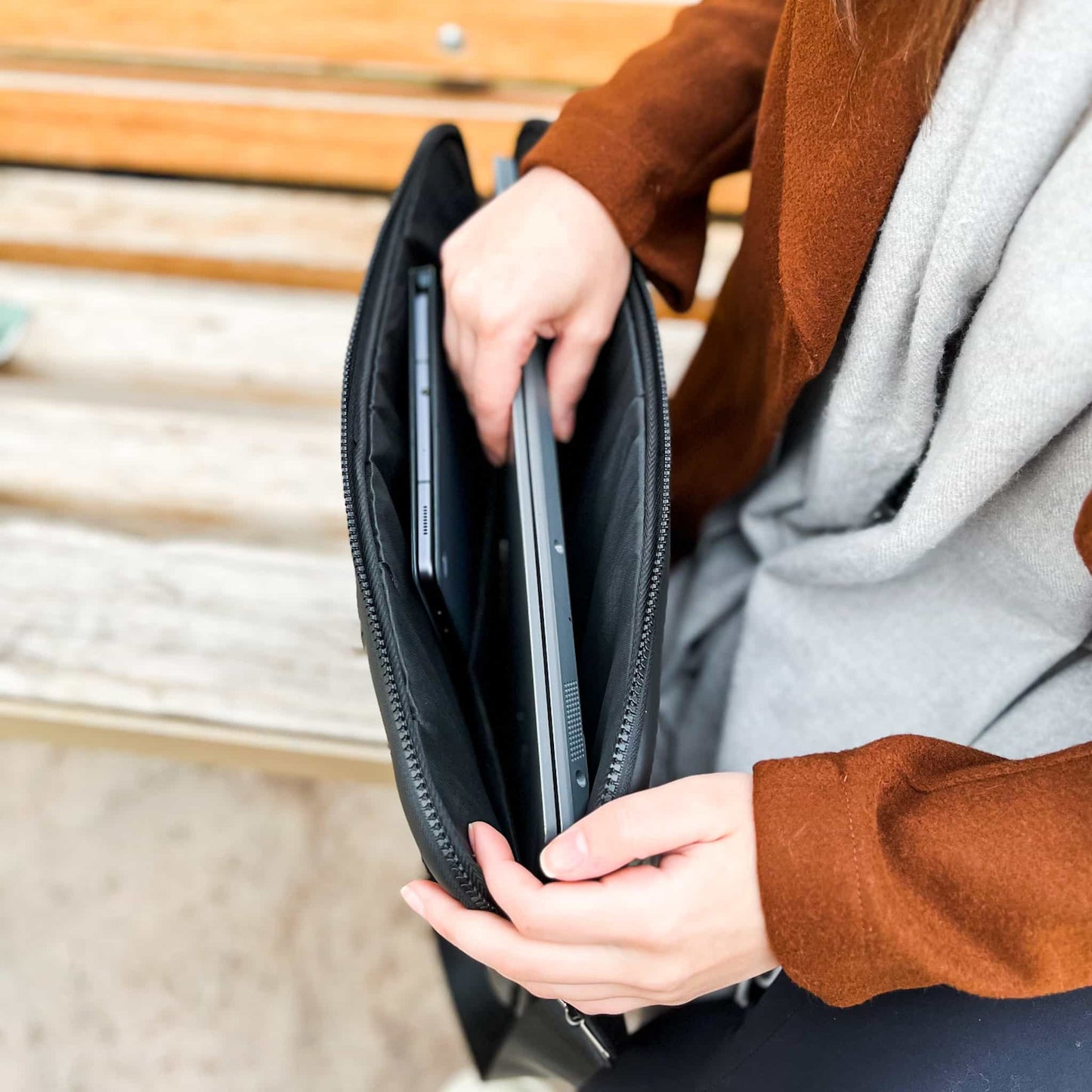Matte leather laptop bag - Black